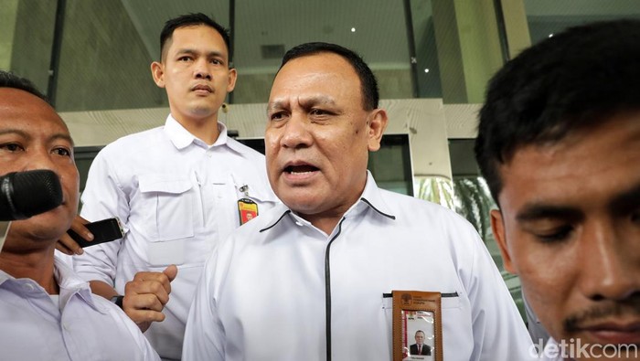 Ketua Komisi Pemberantasan Korupsi (KPK) Firli Bahuri  meninggakan Kantor Dewan Pengawas KPK di Gedung Anti Corruption Learning Center (ACLC) KPK, Jakarta, Senin (20/11/2023) usai diperiksa Dewas KPK. Pemeriksaan etik Firli terkait pertemuan dan dugaan pemerasan terhadap eks Menteri Pertanian Syahrul Yasin Limpo. Ia tak banyak bicara saat diberondong pertanyaan wartawan dan bergegas masuk ke mobil dinasnya dengan dikawal ketat oleh beberapa orang pengawal.
