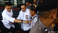 Firli bergegas meninggalkan gedung Dewas KPK dikawal ketat oleh beberapa orang pengawal.  