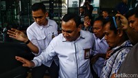 Firli bergegas memasuki mobilnya untuk meninggalkan gedung Dewas KPK.  