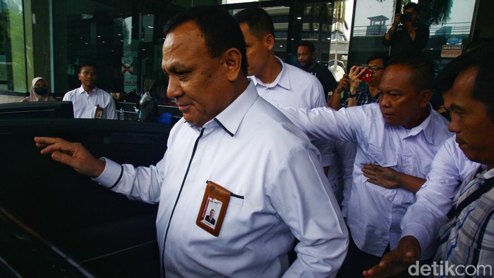 Ketua Komisi Pemberantasan Korupsi (KPK) Firli Bahuri  meninggakan Kantor Dewan Pengawas KPK di Gedung Anti Corruption Learning Center (ACLC) KPK, Jakarta, Senin (20/11/2023) usai diperiksa Dewas KPK. Pemeriksaan etik Firli terkait pertemuan dan dugaan pemerasan terhadap eks Menteri Pertanian Syahrul Yasin Limpo. Ia tak banyak bicara saat diberondong pertanyaan wartawan dan bergegas masuk ke mobil dinasnya dengan dikawal ketat oleh beberapa orang pengawal.