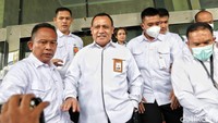 Firli keluar gedung Dewan Pengawas (Dewas) KPK usai menjalani pemeriksaan dugaan pelanggaran etik terkait pertemuan dengan Syahrul Yasin Limpo (SYL), Senin (20/11/2023).  