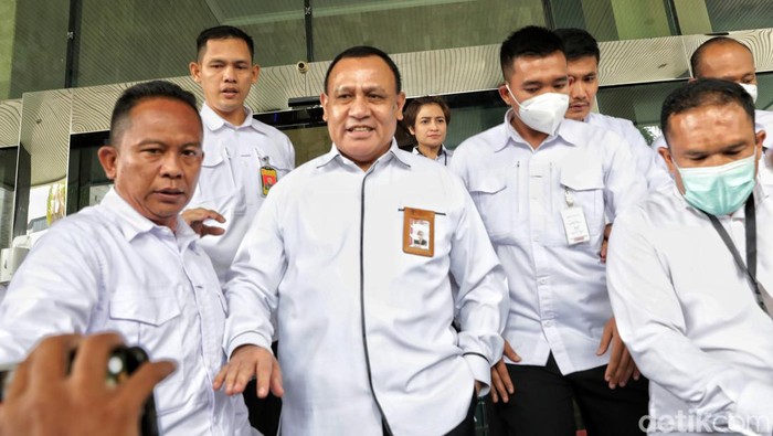 Ketua Komisi Pemberantasan Korupsi (KPK) Firli Bahuri  meninggakan Kantor Dewan Pengawas KPK di Gedung Anti Corruption Learning Center (ACLC) KPK, Jakarta, Senin (20/11/2023) usai diperiksa Dewas KPK. Pemeriksaan etik Firli terkait pertemuan dan dugaan pemerasan terhadap eks Menteri Pertanian Syahrul Yasin Limpo. Ia tak banyak bicara saat diberondong pertanyaan wartawan dan bergegas masuk ke mobil dinasnya dengan dikawal ketat oleh beberapa orang pengawal.