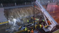 Dinding itu ambruk akibat hujan deras dan banjir yang melanda kawasan tersebut. 