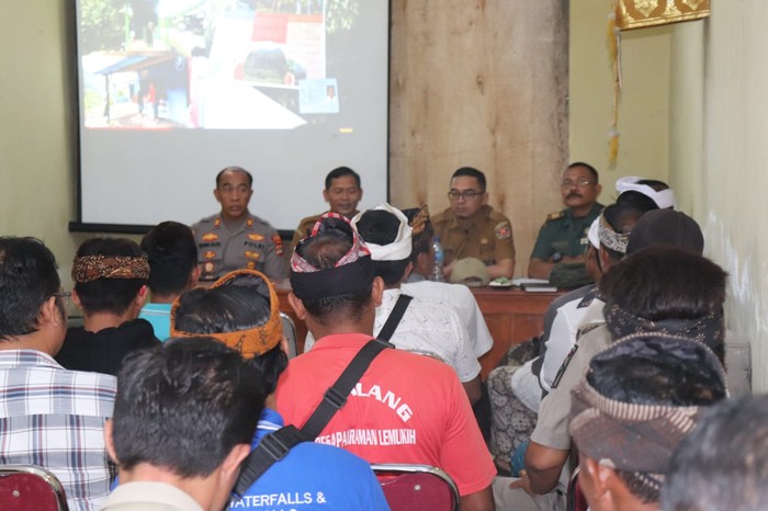 Dispar Buleleng menggelar rapat dengan pemilik loket ilegal menuju ke Air Terjun Sekumpul, Buleleng, Bali di Kantor Desa Lemukih, Senin (20/11/2023). (Istimewa)
