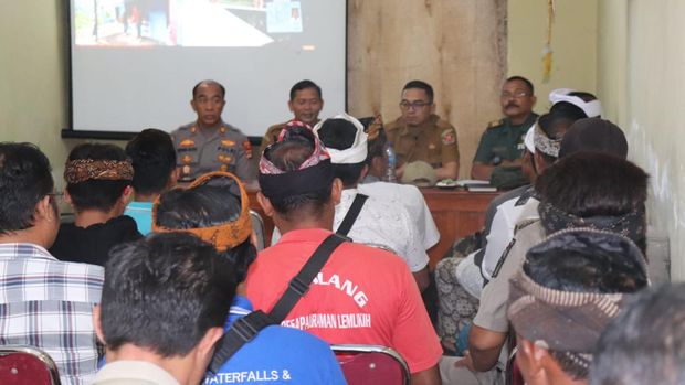 Dispar Buleleng menggelar rapat dengan pemilik loket ilegal menuju ke Air Terjun Sekumpul, Buleleng, Bali di Kantor Desa Lemukih, Senin (20/11/2023). (Istimewa)