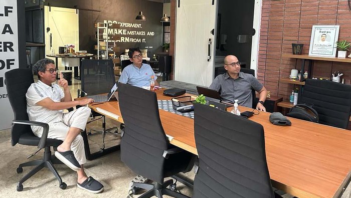 Dua Dewan Pakar TKN Belajar Reformasi Birokrasi ke Alex Denni Dua orang dewan pakar TKN yaitu Mulya Amri dan Muhammad Sirod belajar soal reformasi birokrasi dan pengembangan sumber daya manusia ke Alex Denni di Depok, Jabar.