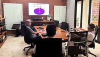Pada paparan slide presentasi yang disajikan Alex, dijelaskan dengan sangat detil titik-titik dan celah yang menyebabkan perlambatan reformasi birokrasi di negeri ini dan bagaimana solusi percepatannya. 