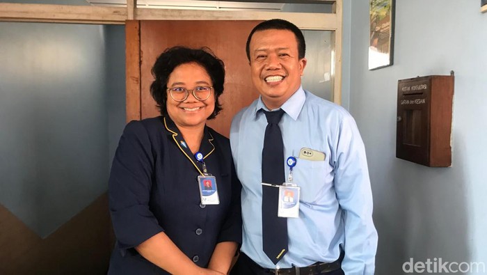 Dua sosok guru inspirasi Sutradara Budi Pekerti Wregas Bhanutedja. Keduanya guru SMP Stella Duce 1 yakni Imelda Wiwit dan Estu Pramana.

Foto diambil Senin (20/11/2023)