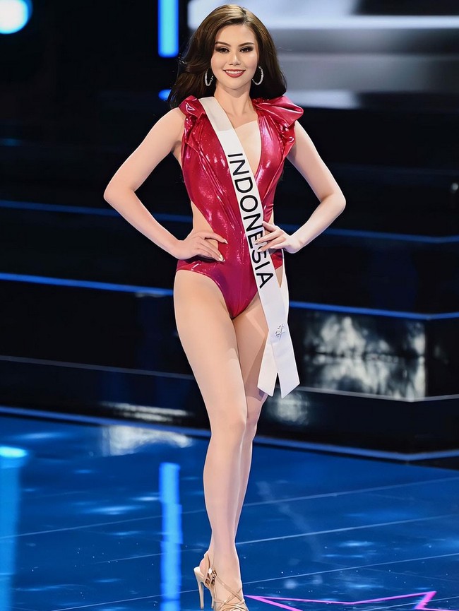 Di babak preliminary, Fabienne mengenakan baju renang one-piece untuk sesi swimsuit. Busana rancangan Rubin Singer itu berwarna merah metalik dengan detail cut-out di bagian pinggang. Foto: Instagram/@fabienne_fng