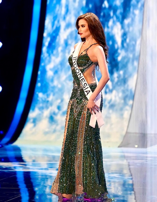 Gaun bertema Nusantara ini dihiasi dengan elemen Swarovski yang mewah, diterapkan dengan cermat di setiap detailnya. Foto: Instagram/@fabienne_fng