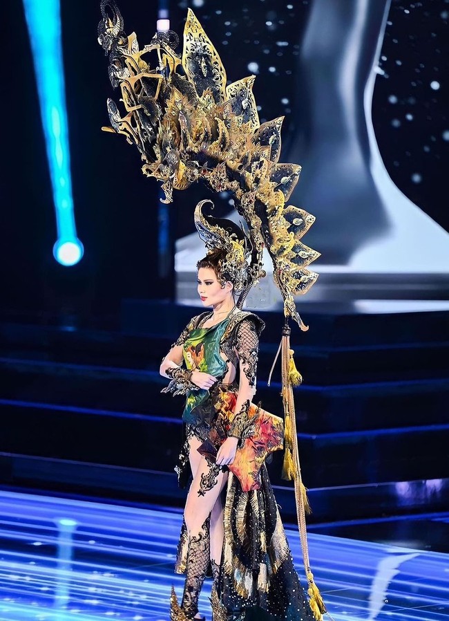 Untuk sesi National Costume, Fabienne tampil dengan kostum bertema wayang. Dia membawakan kostum bertajuk ‘Ratu Luhur’ karya tim Jember Fashion Carnaval. Inspirasi utamanya bersumber dari lika-liku perjuangan Fabienne sendiri di tengah kontroversi Miss Universe Indonesia 2023.  Foto: Instagram/@fabienne_fng