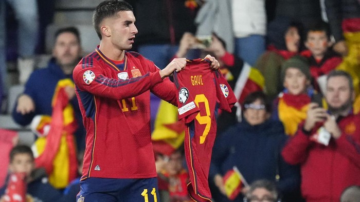 Spains Ferran Torres holds up teammate Gavi Paezs shirt after scoring his teams second goal during the Euro 2024 group A qualifying soccer match between Spain and Georgia at Jose Zorrilla Stadium in Valladolid, Spain, Sunday, Nov. 19, 2023. (AP Photo/Manu Fernandez)