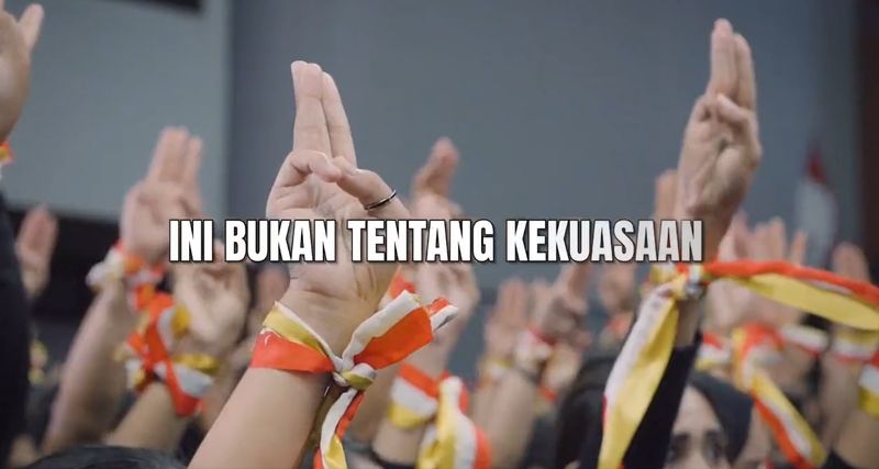 Ganjar Pranowo salam 3 jari bersama para pendukung. (Screenshot video Ganjar Pranowo).