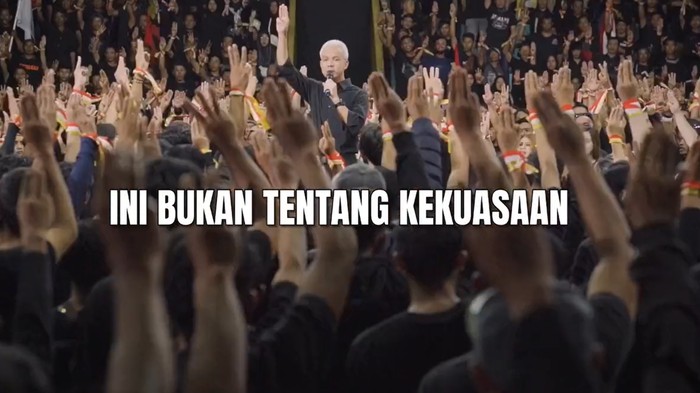 Ganjar Pranowo salam 3 jari bersama para pendukung. (Screenshot video Ganjar Pranowo).