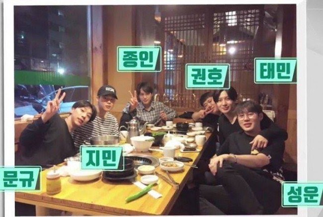 Jimin BTS berteman dekat dengan Kai EXO, Taemin SHINee, Ha Sungwoon, Timoteo HOTSHOT, dan seorang pria non-artis bernama Kwonho. Mereka dikenal sebagai geng Padding Squad, karena mendesain jaket padding bersama-sama.   Foto: Instagram