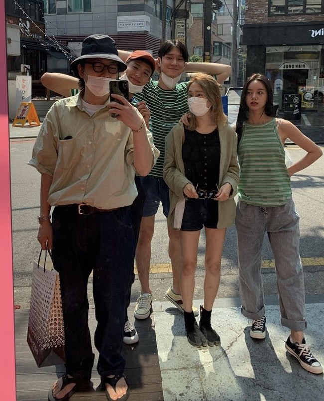 Persahabatan pemain drama Korea Reply 1988 berlanjut ke real life. Hingga kini Park Bo Gum, Hyeri, Ryu Jun Yeol, Go Kyung Pyo, Lee Dong Hwi, dan Ryu Hye Young masih sering nongkrong setelah 8 tahun berlalu, dan dikenal sebagai Ssangmundong Squad.   Foto: Instagram