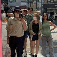 Persahabatan pemain drama Korea Reply 1988 berlanjut ke real life. Hingga kini Park Bo Gum, Hyeri, Ryu Jun Yeol, Go Kyung Pyo, Lee Dong Hwi, dan Ryu Hye Young masih sering nongkrong setelah 8 tahun berlalu, dan dikenal sebagai Ssangmundong Squad.   Foto: Instagram