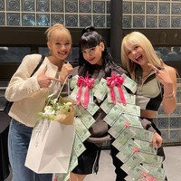  Tiga idol KPop cantik asal Thailand ini belum mengikrarkan nama gengnya, namun disebut-sebut fans sebagai Thai Squad. Selama ini, personelnya Lisa BLACKPINK, Minnie (G)I-DLE, dan Sorn CLC kerap menunjukkan dukungan untuk satu sama lain.   Foto: Instagram