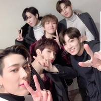 Geng artis Korea ini terbentuk karena para personelnya punya kesamaan, yaitu kelahiran tahun 1997. Alhasil gengnya dinamai ’97 Liners Squad. Mereka adalah Jungkook BTS, Yugyeom GOT7, BamBam GOT7, Mingyu SEVENTEEN, The8 SEVENTEEN, DK SEVENTEEN, Cha Eun Woo, Jaehyun NCT, dan Bangchan Stray Kids.Foto: Instagram