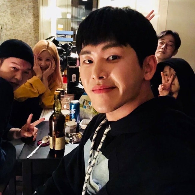 Sejumlah idol KPop kelahiran 1991 berteman akrab dan secara kebetulan mereka sangat pemalu. Itulah alasan Chorong Apink, Changsub BTOB, Hoya INFINITE, Jinyoung B1A4, dan Solar MAMAMOO disebut sebagai Shy ’91 Liners Squad. Foto: Instagram