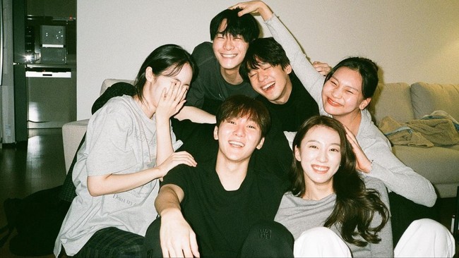 Ada pula ’98 Liners Squad, geng artis Korea yang terdiri cowok dan cewek kelahiran tahun 1998. Mereka sama-sama berprofesi sebagai idol KPop: SinB VIVIZ, Umji VIVIZ, Seungkwan SEVENTEEN, Lee Suji The Ark, Chanwoo iKON, Ungjae IMFACT, dan mendiang Moonbin ASTRO.Foto: Instagram