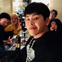 Sejumlah idol KPop kelahiran 1991 berteman akrab dan secara kebetulan mereka sangat pemalu. Itulah alasan Chorong Apink, Changsub BTOB, Hoya INFINITE, Jinyoung B1A4, dan Solar MAMAMOO disebut sebagai Shy ’91 Liners Squad. Foto: Instagram