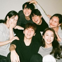Ada pula ’98 Liners Squad, geng artis Korea yang terdiri cowok dan cewek kelahiran tahun 1998. Mereka sama-sama berprofesi sebagai idol KPop: SinB VIVIZ, Umji VIVIZ, Seungkwan SEVENTEEN, Lee Suji The Ark, Chanwoo iKON, Ungjae IMFACT, dan mendiang Moonbin ASTRO.Foto: Instagram