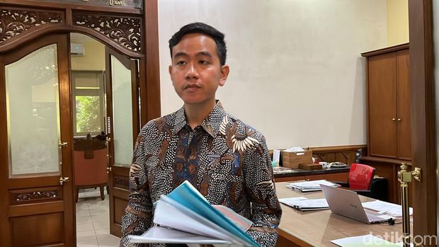Gibran Rakabuming Raka di Balai Kota Solo, Senin (20/11/2023).