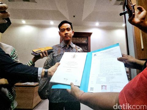 Gibran Rakabuming Raka menunjukan ijazah lulusan University of Bradford di Balai Kota Solo, Senin (20/11/2023).