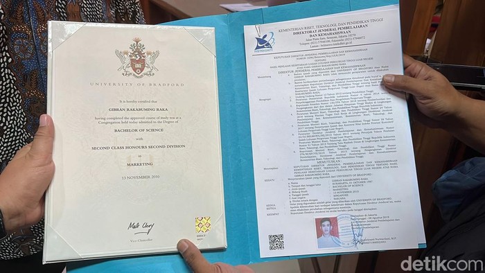 Gibran Rakabuming Raka menunjukan ijazah lulusan University of Bradford di Balai Kota Solo, Senin (20/11/2023).