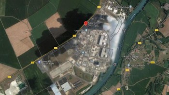 Fasilitas pemrosesan ulang nuklir AREVA La Hague di Prancis sangat diblur. Dibuka pada tahun 1976, ia memperlakukan bahan bakar nuklir bekas dari beberapa negara di dunia. Namun, setahun kemudian, situs itu menghadapi kontroversi dimana Greenpeace telah berkampanye untuk penutupannya sejak tahun 1997, setelah mengklaim bahwa fasilitas tersebut membuang satu juta liter limbah radioaktif cair per hari ke laut. Foto: Brightside