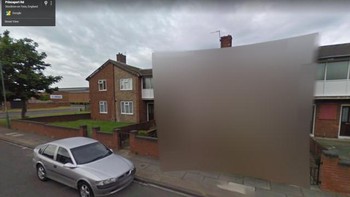 Rumah 2207 Seymour Avenue, Cleveland, AS Rumah yang terletak di jalan 2207 Seymour Avenue, Cleveland, AS ini menjadi lokasi penculikan yang menghebohkan dunia pada tahun 2013. Tiga perempuan muda, yaitu Amanda Berry, Gina DeJesus, dan Michelle Knight, diculik dan disekap oleh Ariel Castro selama bertahun-tahun di rumah ini. Mereka berhasil lolos dari cengkeraman Castro dan melaporkan ke polisi. Castro kemudian ditangkap dan dijatuhi hukuman seumur hidup plus 1.000 tahun penjara, tetapi ia bunuh diri di penjara setelah satu bulan menjalani hukuman. Rumah ini kemudian dihancurkan oleh pemerintah dan diburamkan oleh Google Maps Foto: Brightside