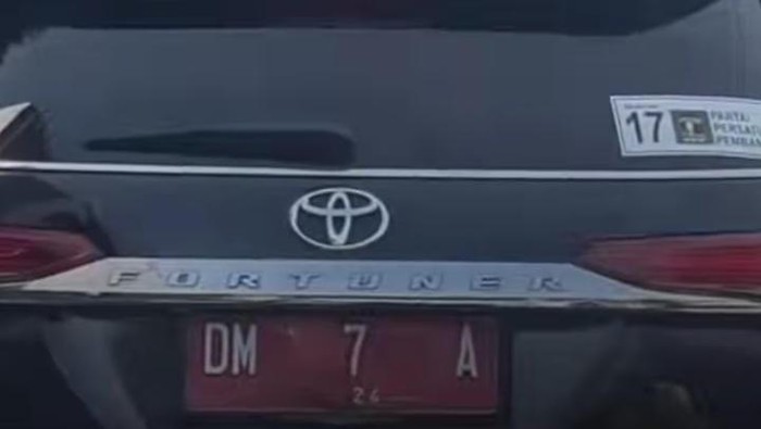 Bawaslu Kota Gorontalo mengusut dugaan mobil dinas Wakil Ketua DPRD Kota Gorontalo, Moh Rivai Bukusu dipasangi stiker PPP yang viral di media sosial.