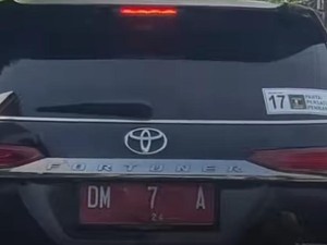 Heboh Stiker Parpol di Mobil Dinas Waka DPRD Kota Gorontalo, Begini Faktanya