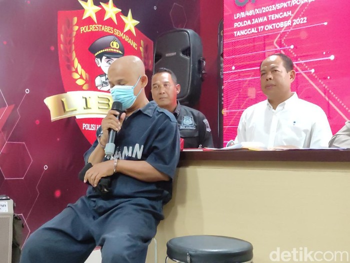 Guru ngaji pelaku pelecehan kepada 17 murid saat dihadirkan di Polrestabes Semarang, Senin (20/11/2023).