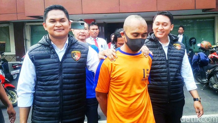 Guru SD cabul saat digelandang polisi di Mapolres Karawang