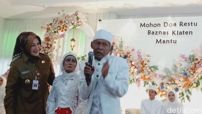 Haryono kakek berusia 70 tahun salah satu peserta nikah massal bersama Bupati Klaten Sri Mulyani (cokelat) di Masjid Raya Klaten, Senin (20/11/2023).