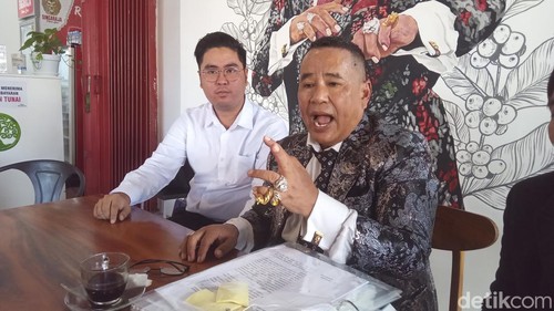 Hotman Paris Hutapea di Kopi Johny, Kuta, Badung, Bali, Senin (20/11/2023). (Foto: Aryo Mahendro/detikBali)