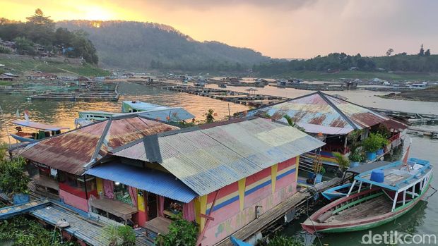 Ikan Bakar terapung Waduk Jangari