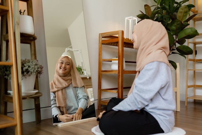 Ilustrasi muslim bercermin