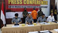 Kepala Divisi Keimigrasian Kantor Wilayah Kementerian Hukum dan HAM DKI Jakarta, Sandi Andaryadi, menjelaskan bahwa keberhasilan penangkapan ini berawal dari informasi yang diterima dari Direktorat Intelijen Keimigrasian Direktorat Jenderal Imigrasi terkait pencarian orang oleh Kepolisian Tiongkok, yang kabarnya berada di wilayah Jakarta Barat, Senin (20/11/2023). 
