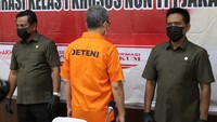 Kantor Imigrasi Kelas 1 Non-TPI Jakarta Barat menangkap Chen (61), warga negara China yang masuk dalam daftar pencarian orang otoritas berwenang China. Chen diduga terlibat dalam tindak kejahatan ekonomi dan terbukti melanggar undang-undang keimigrasian. 