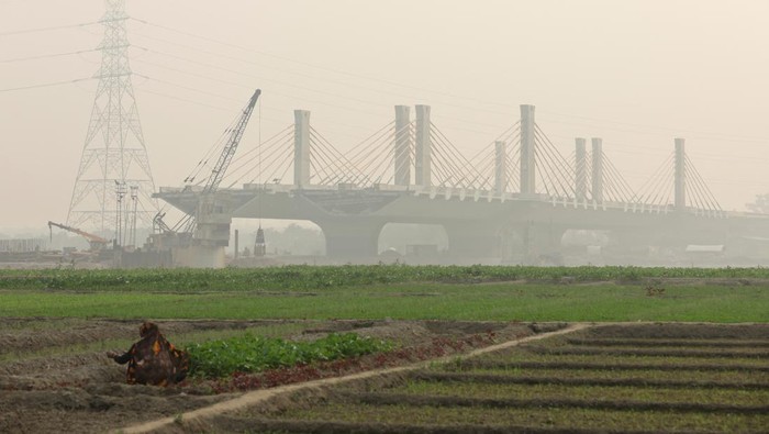 INDIA-POLLUTION/WORKERS Pramod Kumar,23, a construction worker, talks to a friend next to his house near a field on the Yamuna floodplains on a smoggy morning in New Delhi, India, November 9, 2023. REUTERS/Anushree Fadnavis