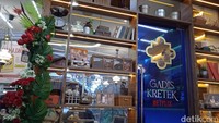 Di gerai Janji Jiwa Gandaria City, pintu biru ini dihadirkan. Bedanya pintu tersebut hanya pembatas area indoor dan outdoor dengan tambahan pemanis bertuliskan Gadis Kretek dan Netflix. Foto: detikcom