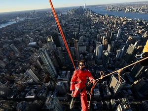 Jared Leto Jadi Orang Pertama dan Legal Panjat Gedung 381 Meter Ini!