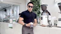 Di Instagram, pria 31 tahun ini eksis dengan lebih dari 30 ribu followers. Ia kerap memamerkan pose kerennya saat di coffee shop, restoran, hingga kafe. Foto: Instagram jordan_ali0992