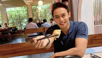 Di restoran Jepang tentunya tak lengkap kalau tidak makan sushi. Jordan Ali memesan beberapa sushi roll, lengkap dengan fried salmon skin dan edamame. Foto: Instagram jordan_ali0992