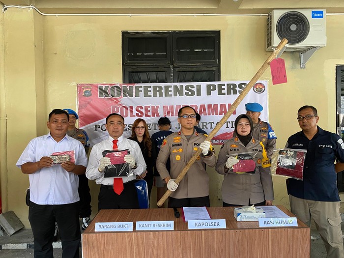Kapolsek Matraman, Kompol Mobri Cardo Panjaitan, memimpin konferensi pers Polsek Matraman soal tawuran. (Dok Istimewa)