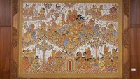 Lukisan Kematian Kumbakarna (Death of Kumbhakarna) khas Bali dari tahun 1977 karya Nyoman Mandra (1946-2018) juga dipajang di ruang ini. Foto: Dok Kemendikbudristek