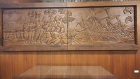  Replika kayu salah satu relief candi Borobudur, Samudra Raksa turut dipamerkan di ruang yang sama dengan judul Hoist the sails (2017).Foto: Dok Kemendikbudristek